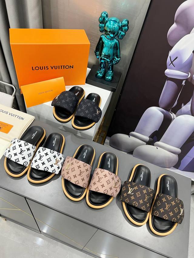 工厂价 Louis Vuitton 路易威登 春夏最新爆款魔术贴系列 情侣款厚底拖鞋 代购级别稀品上新 T 鞋面：Lv进口5D打印花布，牛皮内里 大底：原版开模